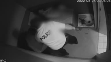 Des images de vidéosurveillance montrent un policier frappant une personne en cellule de dégrisement le 22 août 2022.
