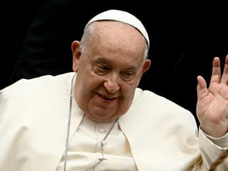 Le pape François salue les pèlerins à la salle Paul VI au Vatican, le 23 novembre 2024.