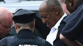 Le comédien Bill Cosby est placé en détention à sa sortie du tribunal de Norristown (Pennsylvanie, est) après avoir été condamné à au moins trois ans de prison le 25 septembre 2018