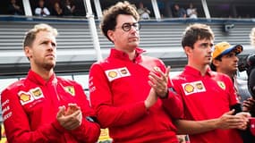 Mattia Binotto avec ses deux pilotes Sebastian Vettel (à gauche) et Charles Leclerc (à droite).