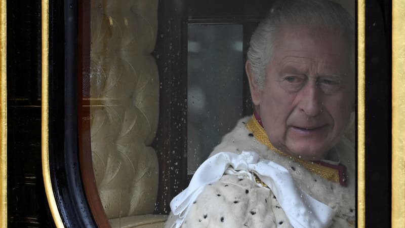 Charles III, quelques minutes avant son entrée dans l'Abbaye de Westminster pour son couronnement 