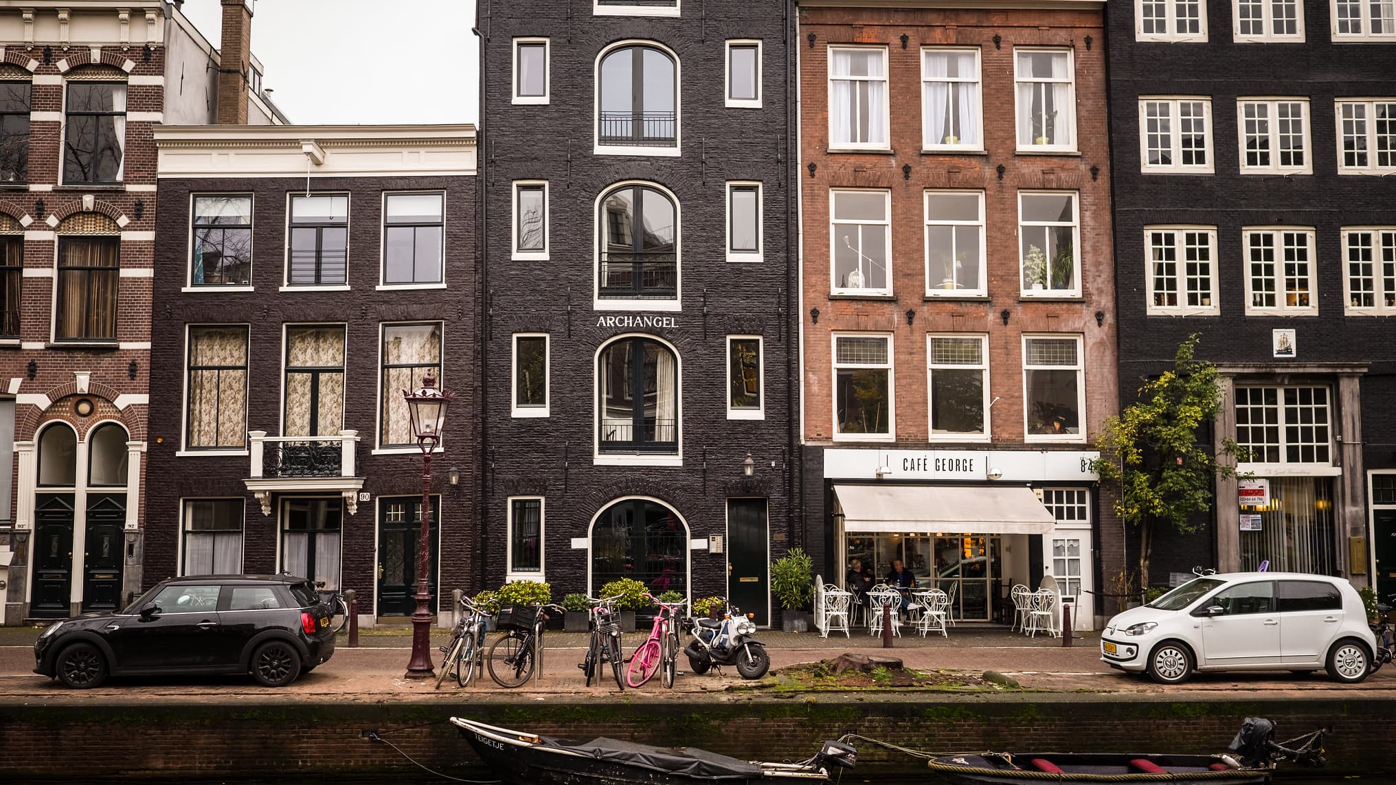 Nieuwe gezondheidsbeperkingen in Nederland terwijl rechtszaken losbarsten