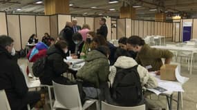 Des réfugiés ukrainiens pris en charge au parc des expositions de la Porte de Versailles, à Paris.