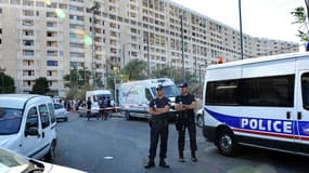 Des policiers enquêtent dans la cité des Lauriers à Marseille, en juillet 2015.