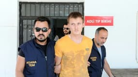 Le russe Renat Bakiev (C), escorté par la police anti-terroriste turque, le 10 août 2017 à Adana