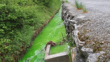 Avec cette fluorescéine, la commune d'Embrun souhaite localiser d'éventuelles fuites d'eau