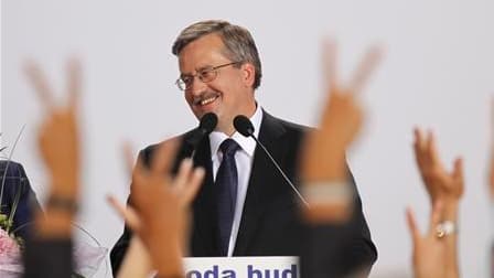 Bronislaw Komorowski, candidat de la droite libérale, a été élu à la présidence de la Pologne avec 53,0% des suffrages exprimés dimanche, selon les chiffres publiés par la commission électorale. /Photo prise le 4 juillet 2010/REUTERS/Peter Andrews