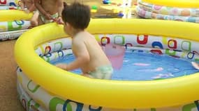 Canicule: atelier piscine dans une crèche pour rafraîchir les enfants