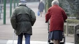 "Quand l’économie va mal, ce sont les vieux qui trinquent": pourquoi les seniors sont les grands perdants de la crise du Covid-19