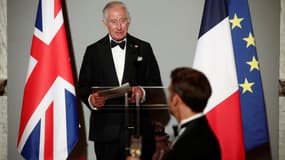 Le roi Charles III prend la parole lors d'un dîner d'État  au château de Versailles le 20 septembre 2023.