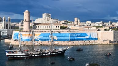 Le tifo déployé par les Winners pour l'entrée du Belem et de la flamme olympique dans le Vieux-Port de Marseille, le 8 mai 2024.