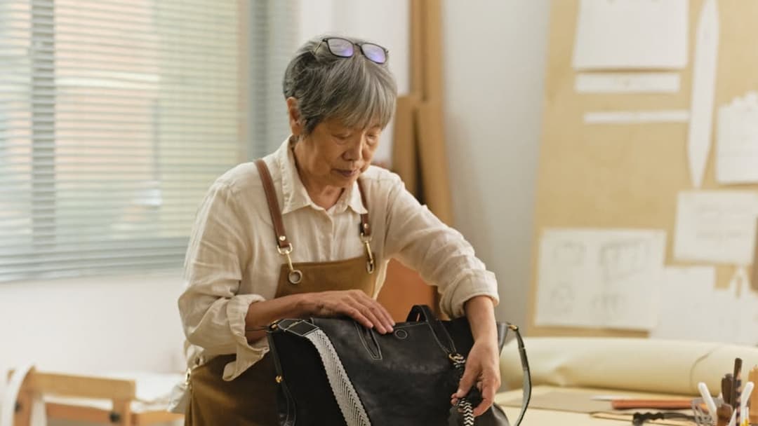 Une femme travaillant pour la marque Songmont
