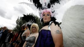 Des participants à la "Gay Pride", le 2 juillet 2016 à Paris