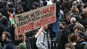 Une pancarte dans le cortège parisien de la marche contre le racisme à Paris, le 22 mars 2025