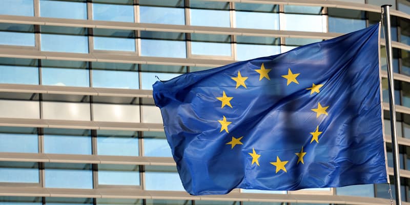 Le drapeau de l'Union européenne flotte devant le Parlement européen le 23 avril 2024