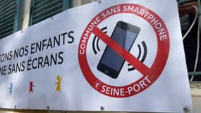 Le maire de Seine-Port souhaite interdire l'usage du téléphone portable dans l'espace public.