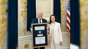 Le président Donald Trump rencontre la leader de l'opposition vénézuélienne María Corina Machado dans le Bureau ovale, le 15 janvier 2026 à Washington, D.C. (États-Unis) pour se voir remettre sa médaille du Nobel de la paix.