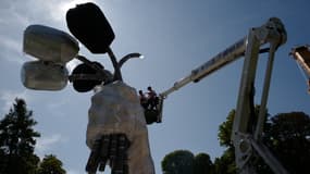 Des ouvriers installent l'oeuvre monumentale de Jeff Koons, le 30 août 2019