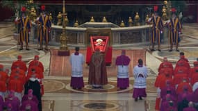 Le cercueil du pape dans la basilique Saint-Pierre de Rome le 23 avril 2025. 