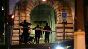 Des forces de police à proximité du lieu de l'agresssion mortelle d'un touriste allemand, près de la tour Eiffel, à Paris le 2 décembre 2023