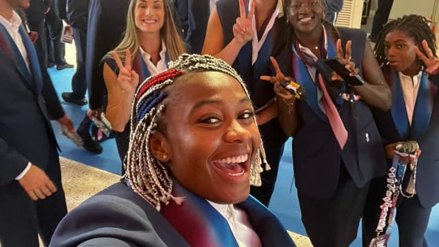 Romane Dicko prend un selfie avec ses camarades de la délégation française, avant la cérémonie d'ouverture des JO de Paris 2024, 26 juillet 2024 Romane Dicko prend un selfie avec ses camarades de la délégation française, avant la cérémonie d'ouverture des JO de Paris 2024, 26 juillet 2024