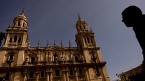 Un homme passe devant la cathédrale de Jaen, dans le sud de l'Espagne, le 1er novembre 2011. La cathédrale de Jaen a été inscrite sur la liste indicative de l'Espagne pour le statut de patrimoine mondial de l'UNESCO.
