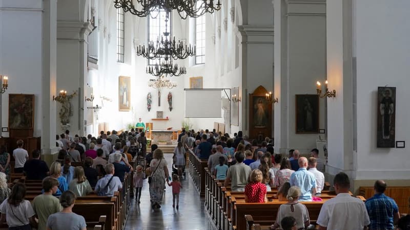 Covid-19: dans les églises italiennes, les fidèles peuvent à nouveau échanger des poignées de main