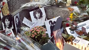 La tombe de Jim Morrison au Père Lachaise, en décembre 2003 (illustration). 