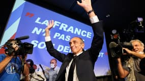Eric Zemmour salue le public venu l'écouter lors de la promotion de son livre "La France n'a pas dit son dernier mot", le 18 septembre 2021 à Nice