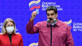 Le président du Venezuela  Nicolas Maduro avec sa femme  Cilia Flores, s'exprime lors d'une conférence de presse dans un bureau de vote à Caracas, le 6 décembre 2020