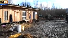 Zone des "Nouvelles cabanes", entourée de tracteurs enchaînés, près de Notre-Dame-des-Landes.