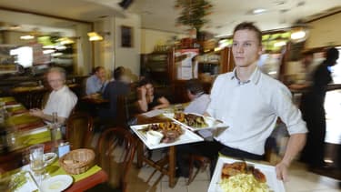 Parmi les salariés obligés de travailler le lundi 1er mai, les serveurs sont en première ligne.