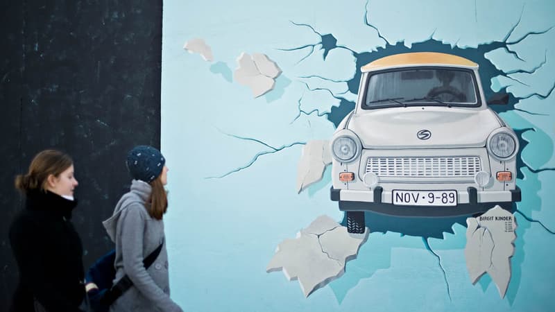 La Trabant peinte sur le Mur de Berlin (Allemagne). Cette voiture incarne l'automobile est-allemande.