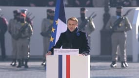 Le président de la République Emmanuel Macron le 11 novembre 2021 au pied de l'Arc de Triomphe