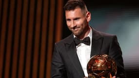 Lionel Messi avec son 8e Ballon d'or, le 30 octobre 2023 à Paris
