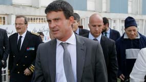 Le ministre de l'Intérieur Manuel Valls a déploré vendredi lors d'un déplacement à Lyon les "erreurs" et les "fautes" commises dans l'affaire Merah, jugeant que le travail des services de renseignement devait être amélioré. /Photo prise le 14 septembre 20