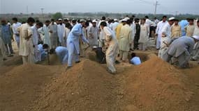 Préparatifs à l'enterrement des victimes de l'attentat suicide contre la mosquée Waali, à Darra Adam Khel, dans le nord-ouest du Pakistan. L'attaque a fait au moins 66 morts parmi les fidèles qui venaient de participer aux prières du vendredi. /Photo pris