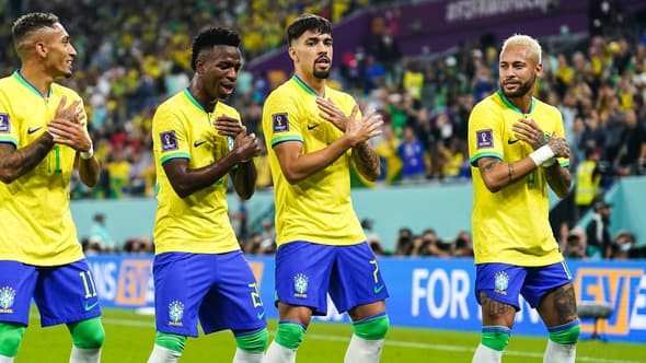Neymar (à droite) célèbre un but avec ses partenaires du Brésil, le 05 décembre 2022
