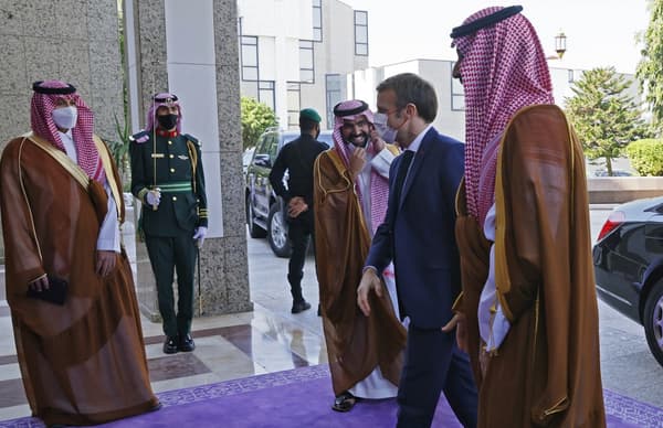 Emmanuel Macron et Mohammed ben Salmane, en Arabie Saoudite, le 4 décembre 2021.