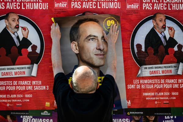 Un militant socialiste colle des affiches pour la tête de liste PS-Place publique aux élections européennes, Raphaël Glucksmann, à Lyon, le 5 mai 2024.