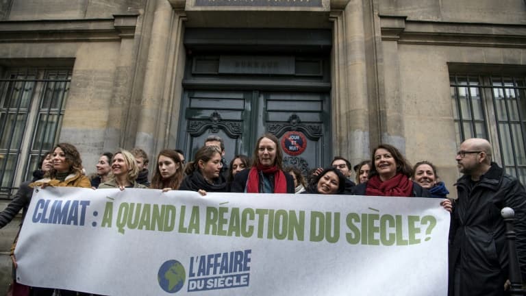 Des représentants d'ONG réunis pour la procédure "L'Affaire du siècle" manifestent devant le tribunal administratif de Paris le 14 mars 2019