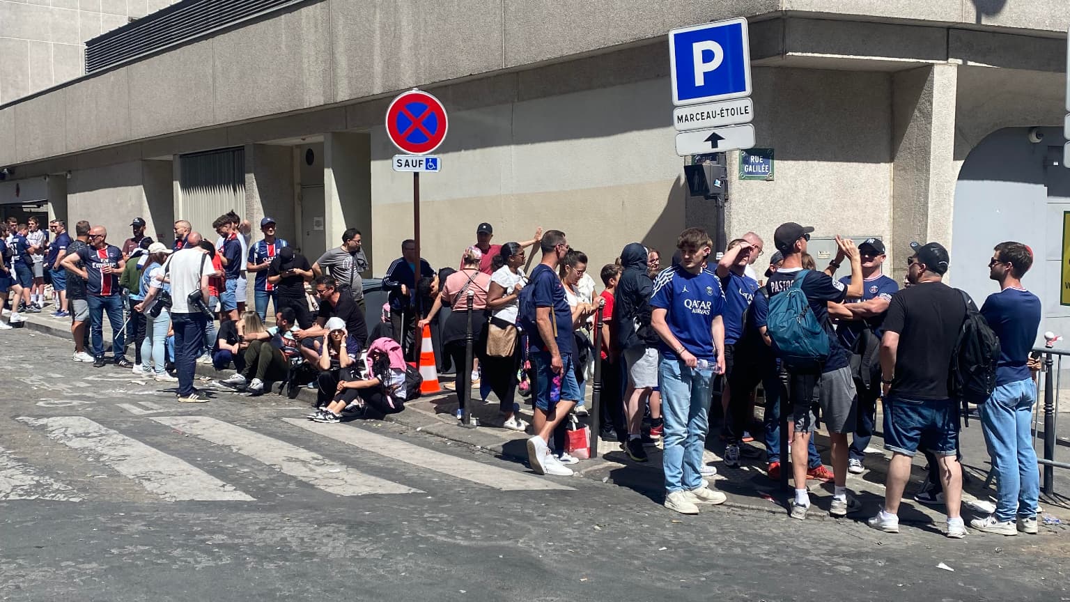 2h avant l'ouverture des accès aux Champs, il y a déjà la queue pour la parade du PSG, ce dimanche. 2h avant l'ouverture des accès aux Champs, il y a déjà la queue pour la parade du PSG, ce dimanche.