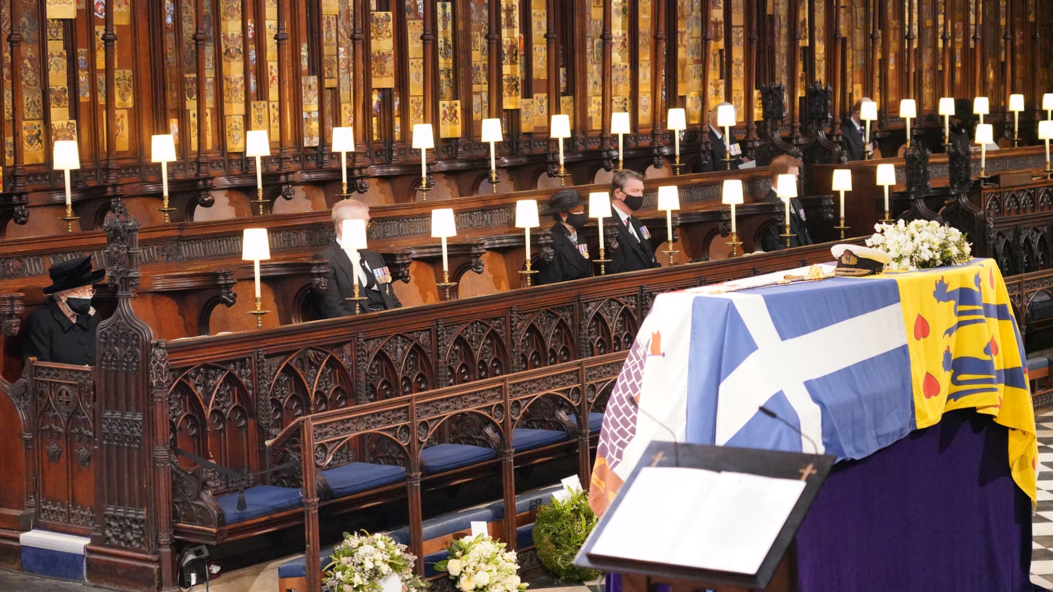 La reine Elizabeth II dans la chapelle Saint-George ce samedi.