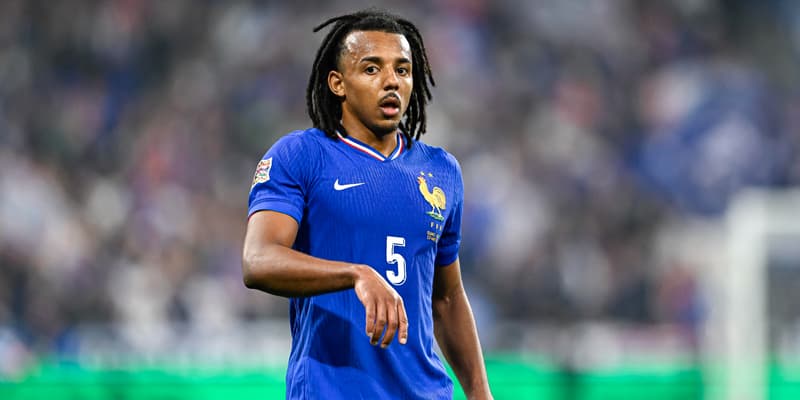 Jules Koundé avec l'équipe de France, le 23 mars 2025