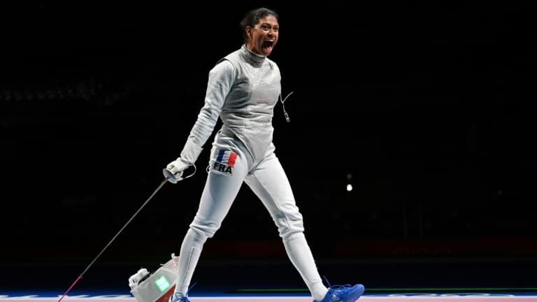 La Française Ysaora Thibus célèbre sa victoire contre l'Italienne Arianna Errigo lors de la demi-finale par équipe du fleuret féminin aux Jeux olympiques de Tokyo 2020, au Makuhari Messe Hall de Chiba City, le 29 juillet 2021.