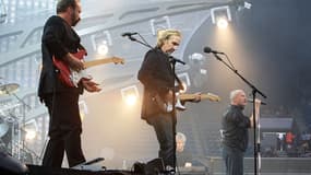 Tony Banks, Mike Rutherford et Phil Collins, du groupe Genesis au Parc des Princes à Paris, en 2007.