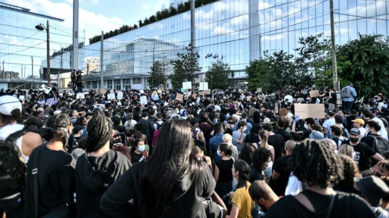 Manifestation contre les violences policières et en hommage à Adama Traoré devant le Palais de justice de Paris, le 2 juin 2020 -