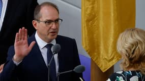 Le ministre allemand de l'Intérieur désigné, Alexander Dobrindt, prête serment devant la présidente du Bundestag Julia Kloeckner lors d'une séance de prestation de serment après un deuxième tour de scrutin au Bundestag à Berlin, le 6 mai 2025.