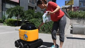 Le robot livreur de Zhen Robotics dans les rues de Pékin en Chine.
