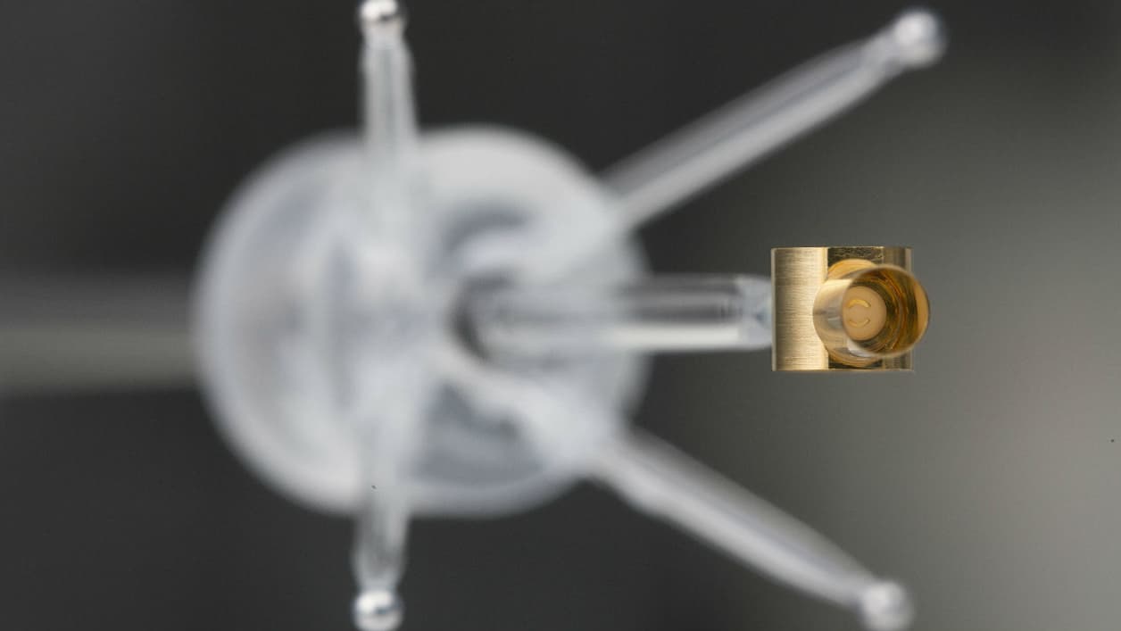 Une cible du laser. Sa puissance exceptionnelle lui permet de porter la matière dans des états extrêmes.